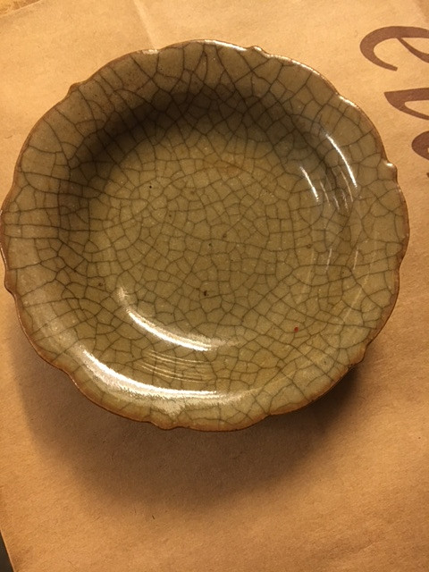 A PAIR OF SMALL CRACKLE-GLAZED SAUCER DISHES.
