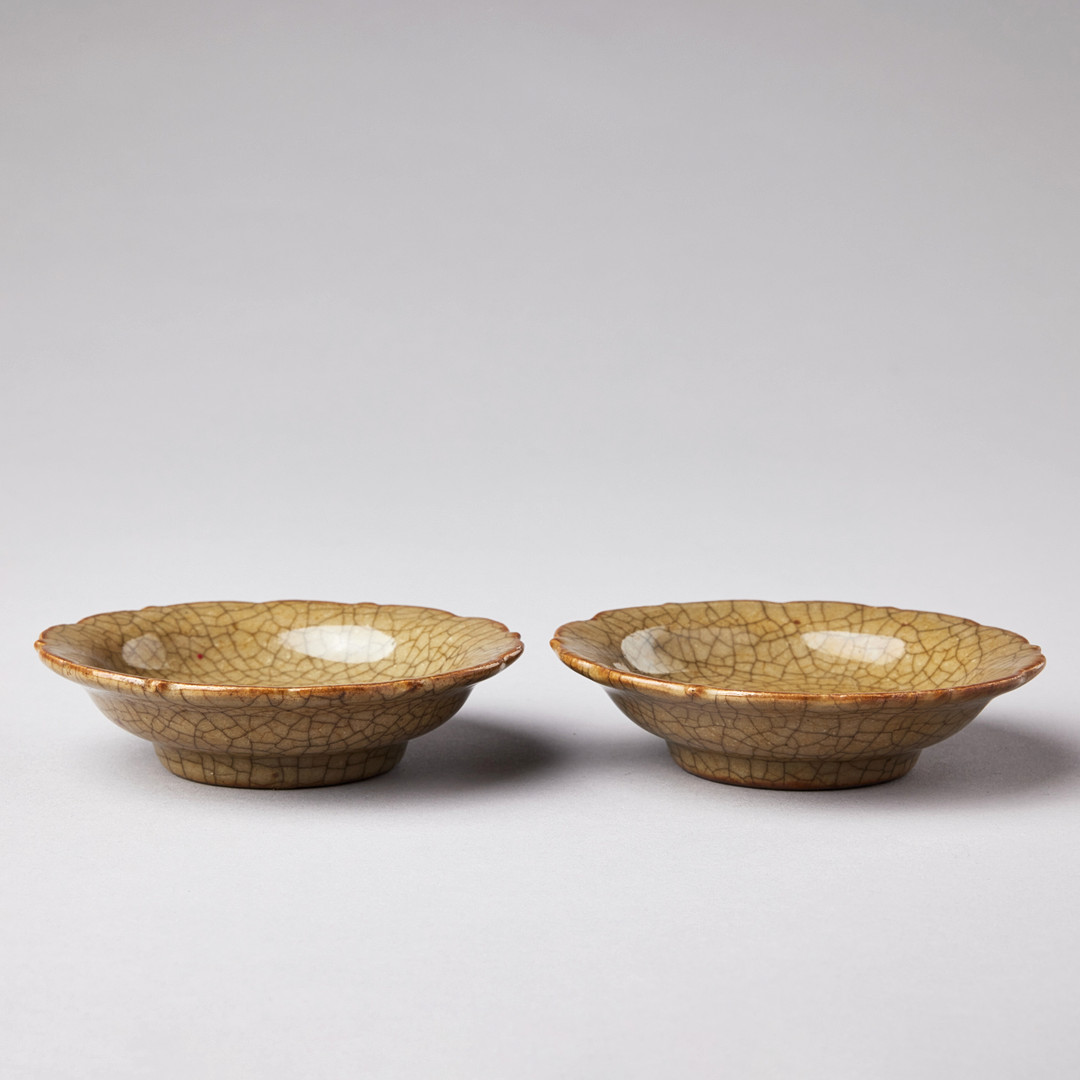 A PAIR OF SMALL CRACKLE-GLAZED SAUCER DISHES.