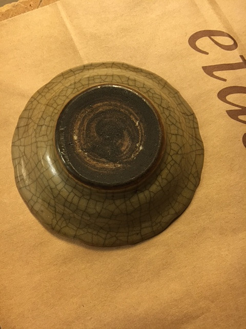 A PAIR OF SMALL CRACKLE-GLAZED SAUCER DISHES.
