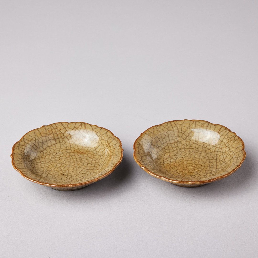 A PAIR OF SMALL CRACKLE-GLAZED SAUCER DISHES.