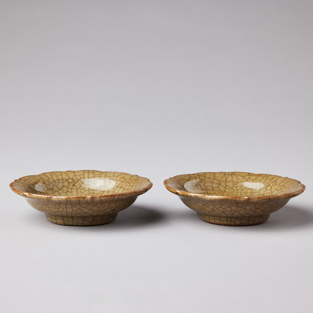 A PAIR OF SMALL CRACKLE-GLAZED SAUCER DISHES.