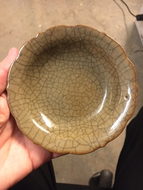 A PAIR OF SMALL CRACKLE-GLAZED SAUCER DISHES.