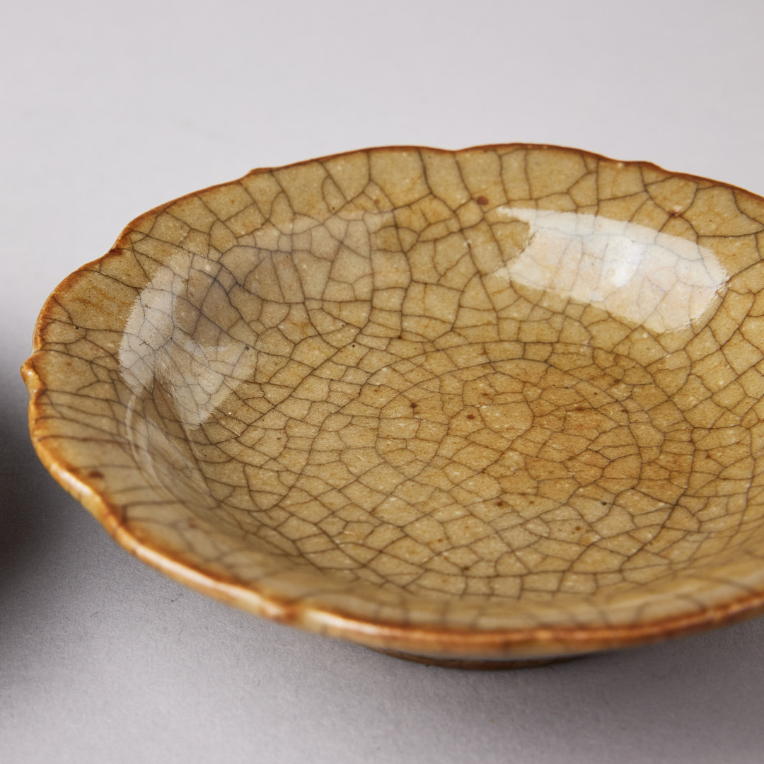 A PAIR OF SMALL CRACKLE-GLAZED SAUCER DISHES.