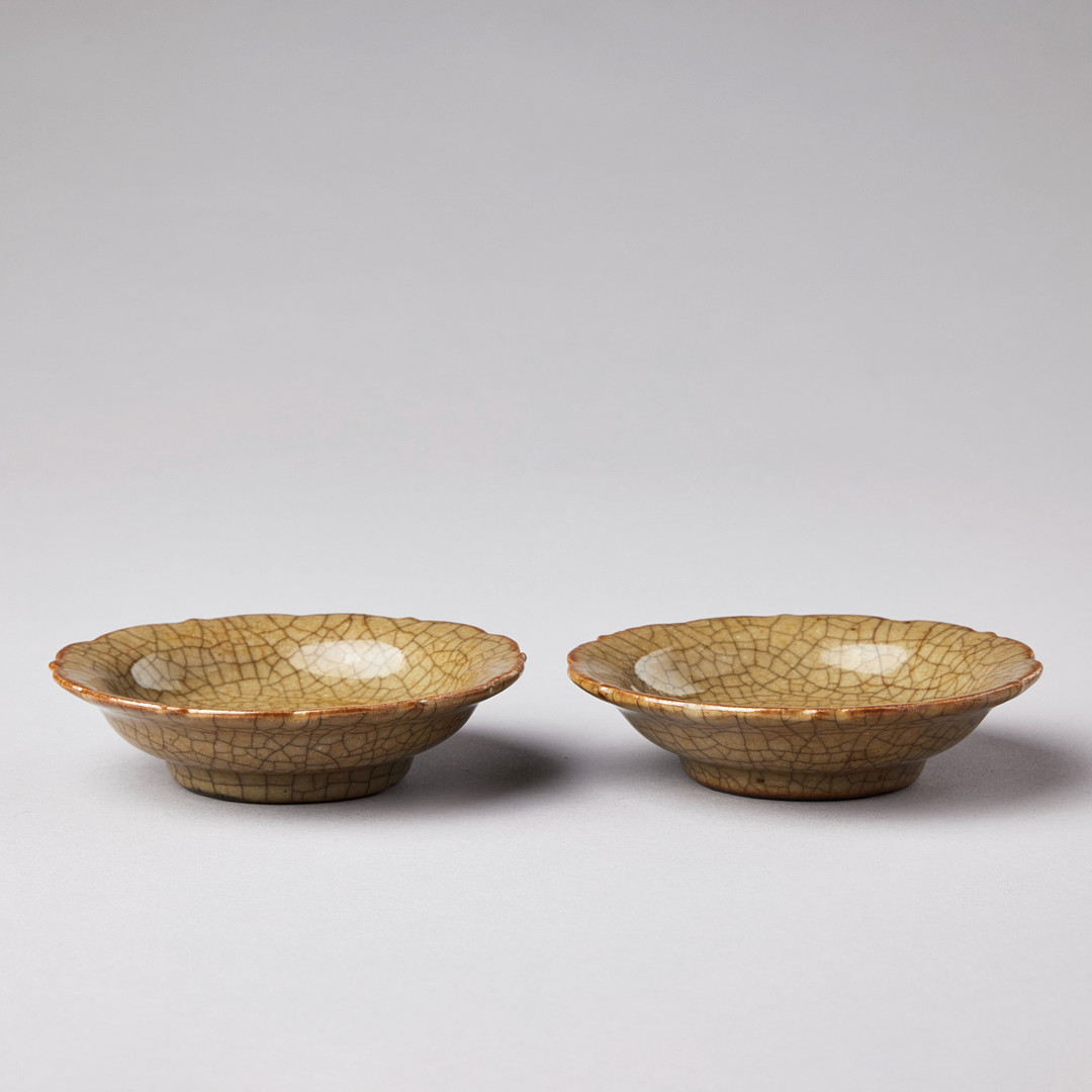 A PAIR OF SMALL CRACKLE-GLAZED SAUCER DISHES.