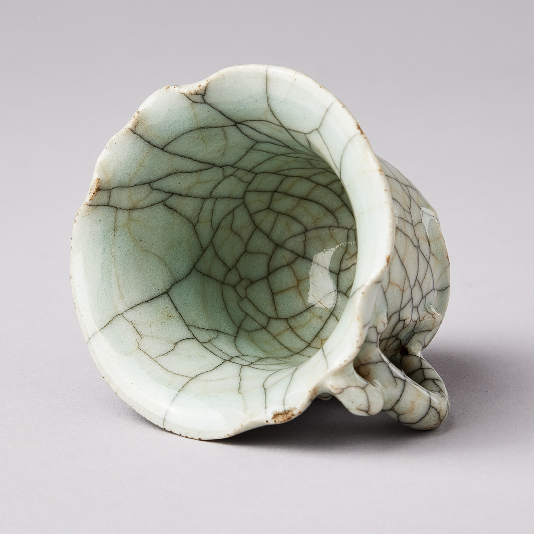 A GE-TYPE CHILONG-HANDLED CUP.