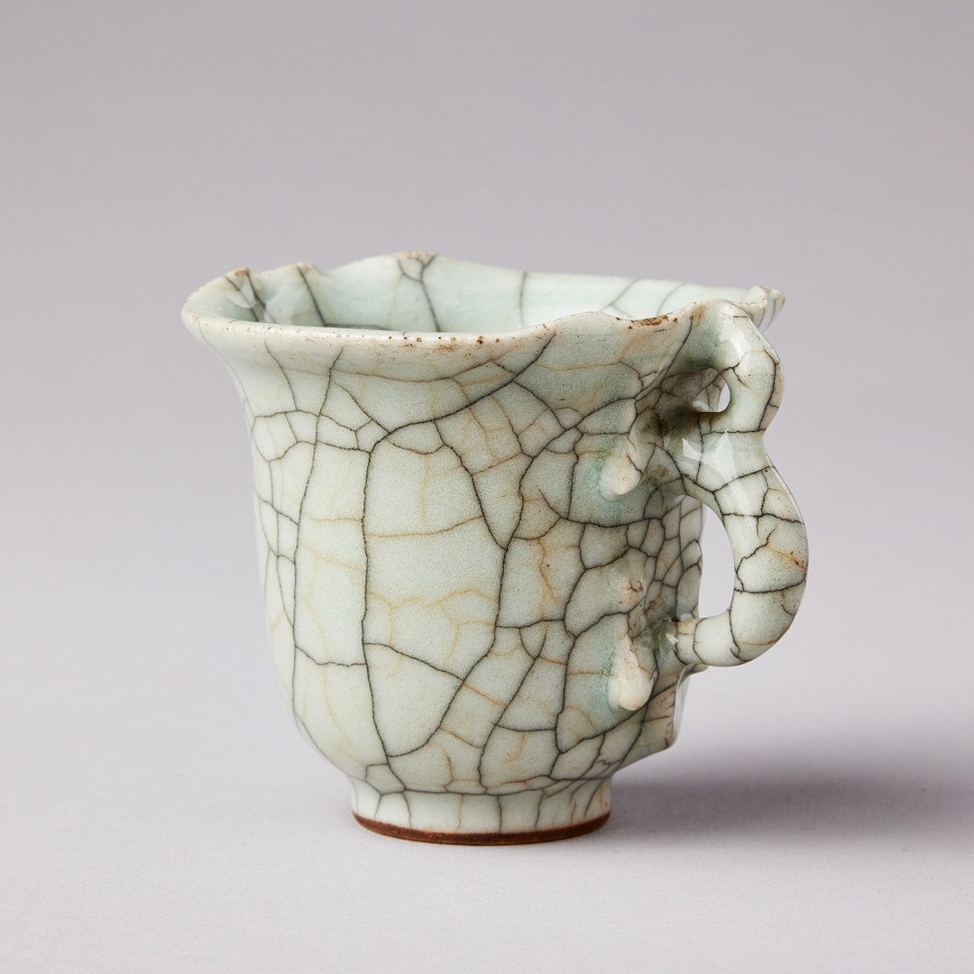 A GE-TYPE CHILONG-HANDLED CUP.