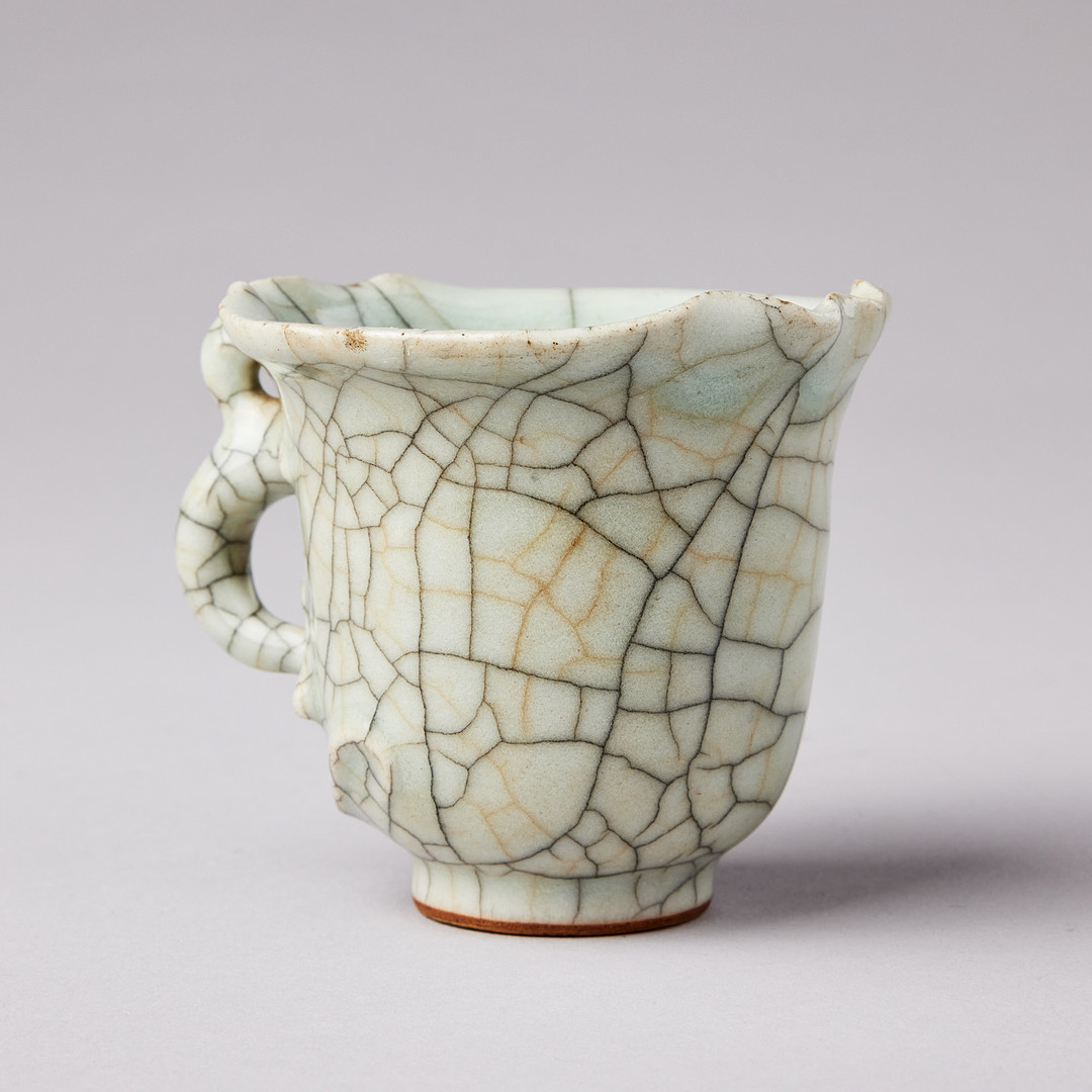 A GE-TYPE CHILONG-HANDLED CUP.