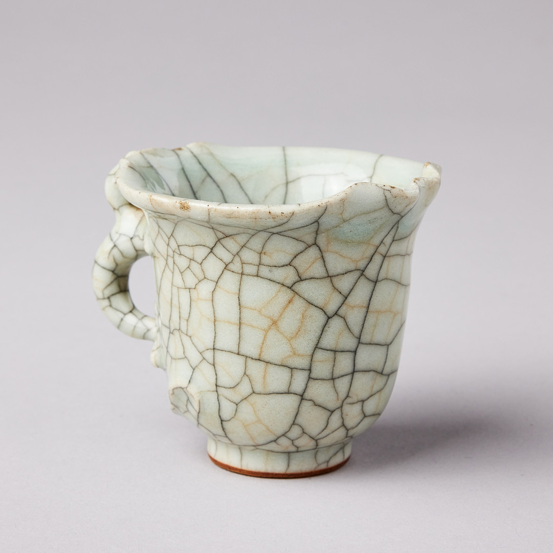 A GE-TYPE CHILONG-HANDLED CUP.