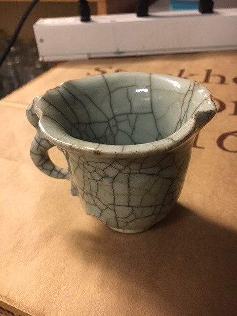 A GE-TYPE CHILONG-HANDLED CUP.