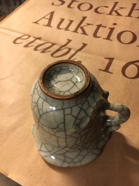 A GE-TYPE CHILONG-HANDLED CUP.