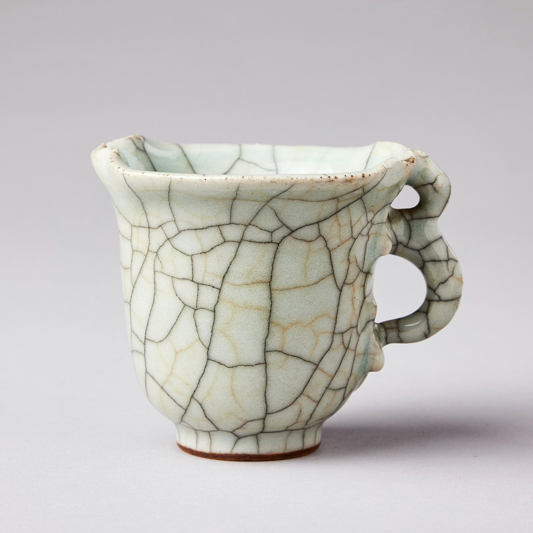 A GE-TYPE CHILONG-HANDLED CUP.