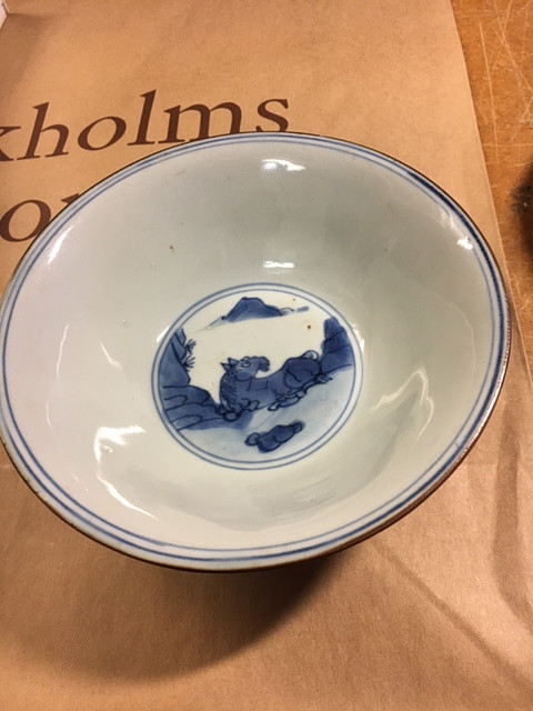 A BLUE AND WHITE 'HORSES' BOWL.