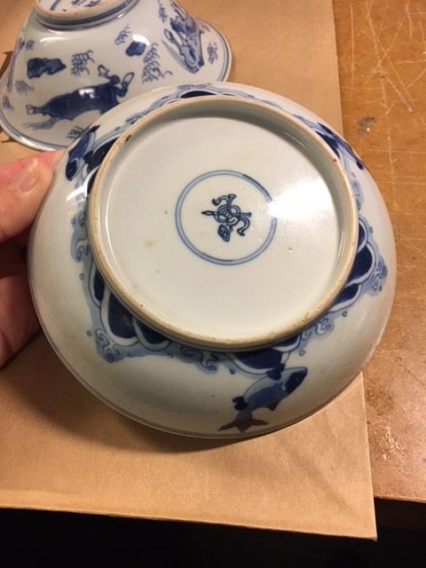 A BLUE AND WHITE SAUCER DISH.