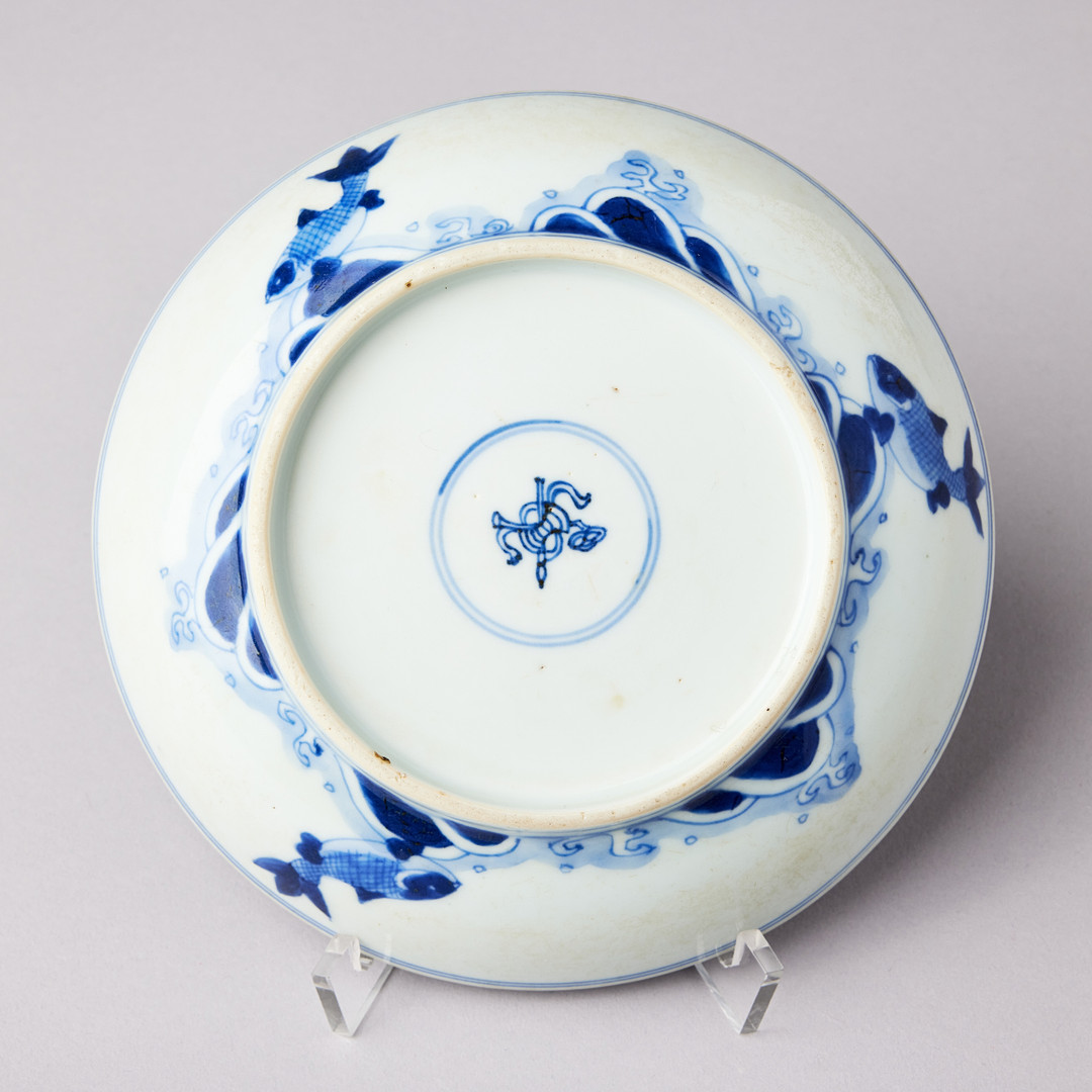 A BLUE AND WHITE SAUCER DISH.