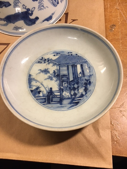 A BLUE AND WHITE SAUCER DISH.