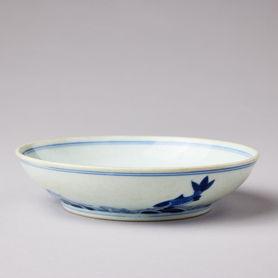 A BLUE AND WHITE SAUCER DISH.