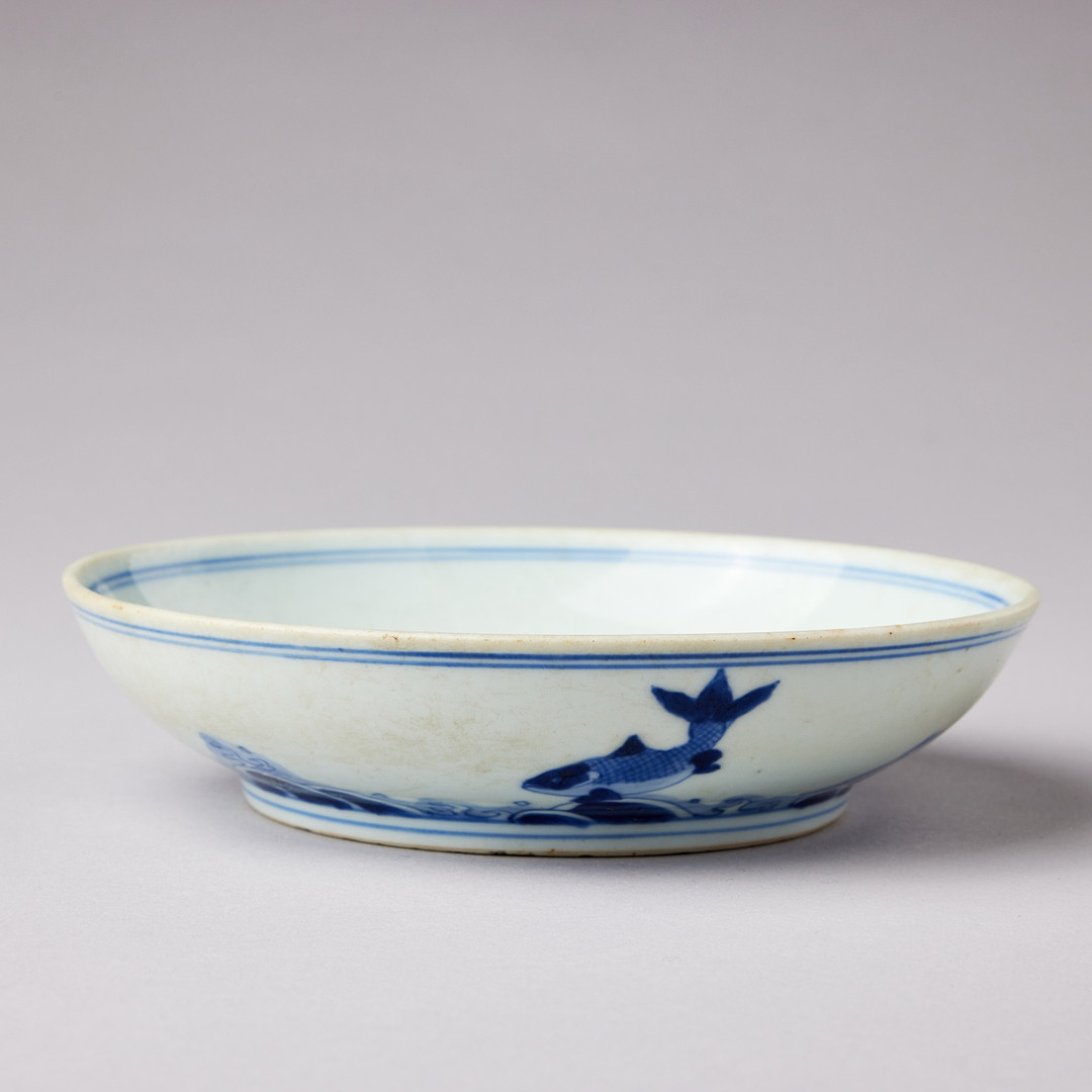A BLUE AND WHITE SAUCER DISH.