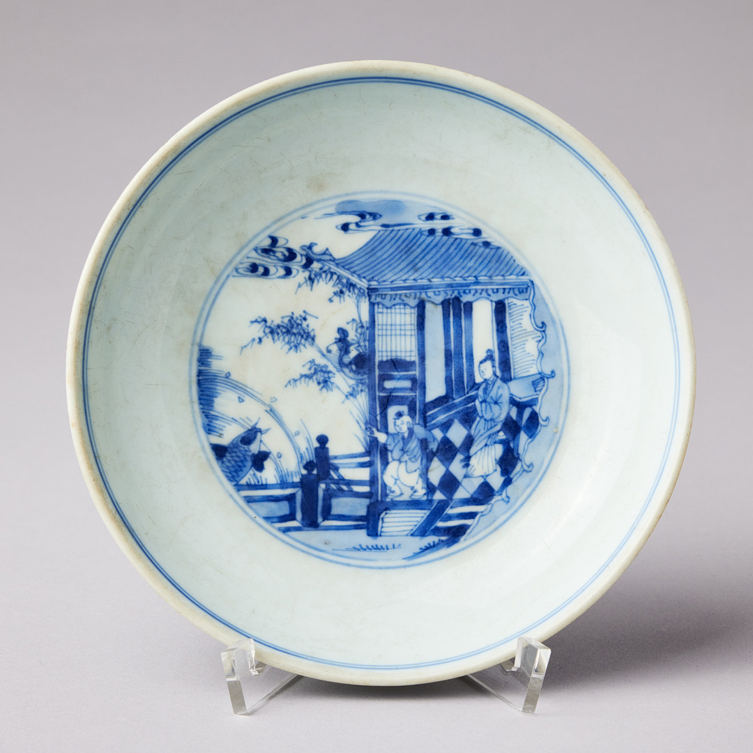 A BLUE AND WHITE SAUCER DISH.