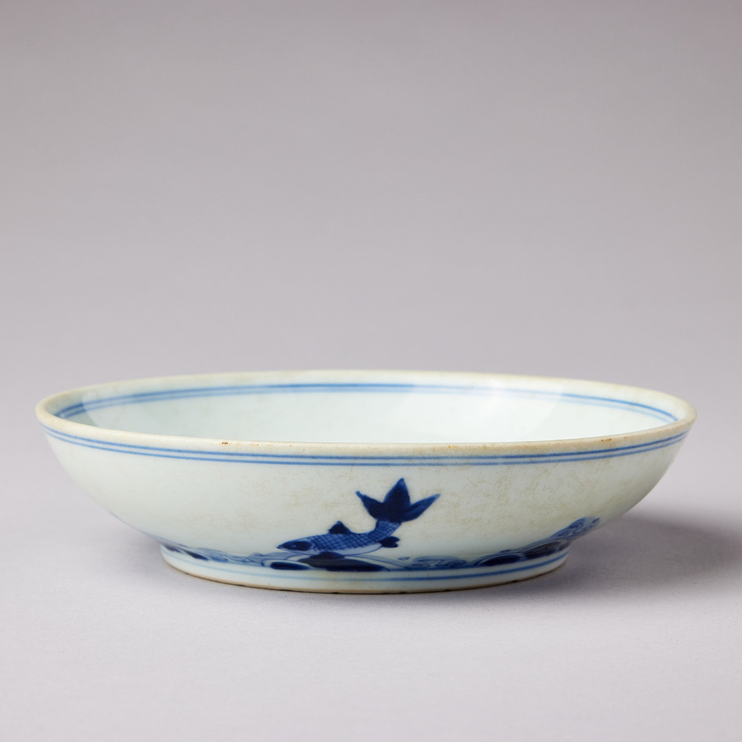 A BLUE AND WHITE SAUCER DISH.