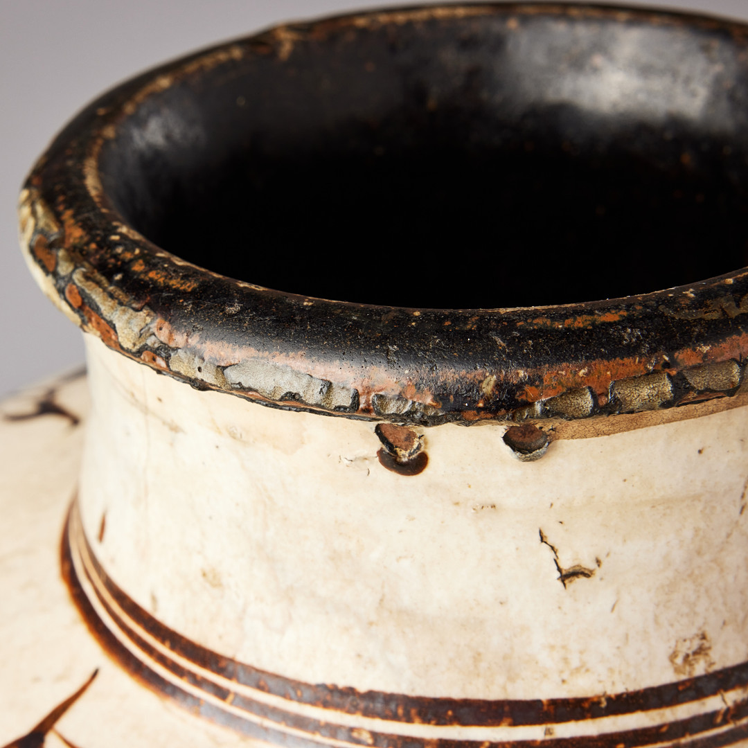 A LARGE 'CIZHOU' SLIP-DECORATED WINE JAR.