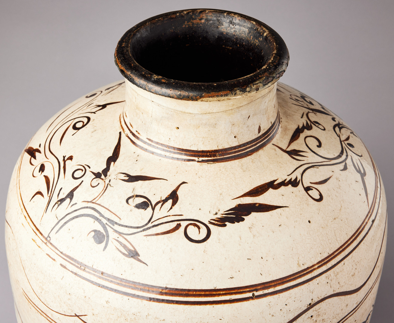 A LARGE 'CIZHOU' SLIP-DECORATED WINE JAR.