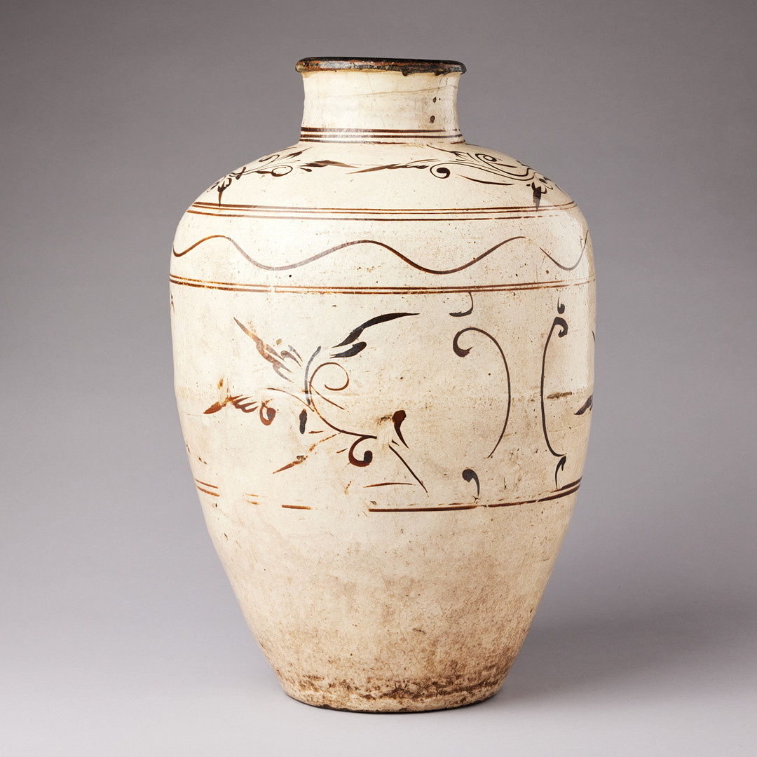 A LARGE 'CIZHOU' SLIP-DECORATED WINE JAR.