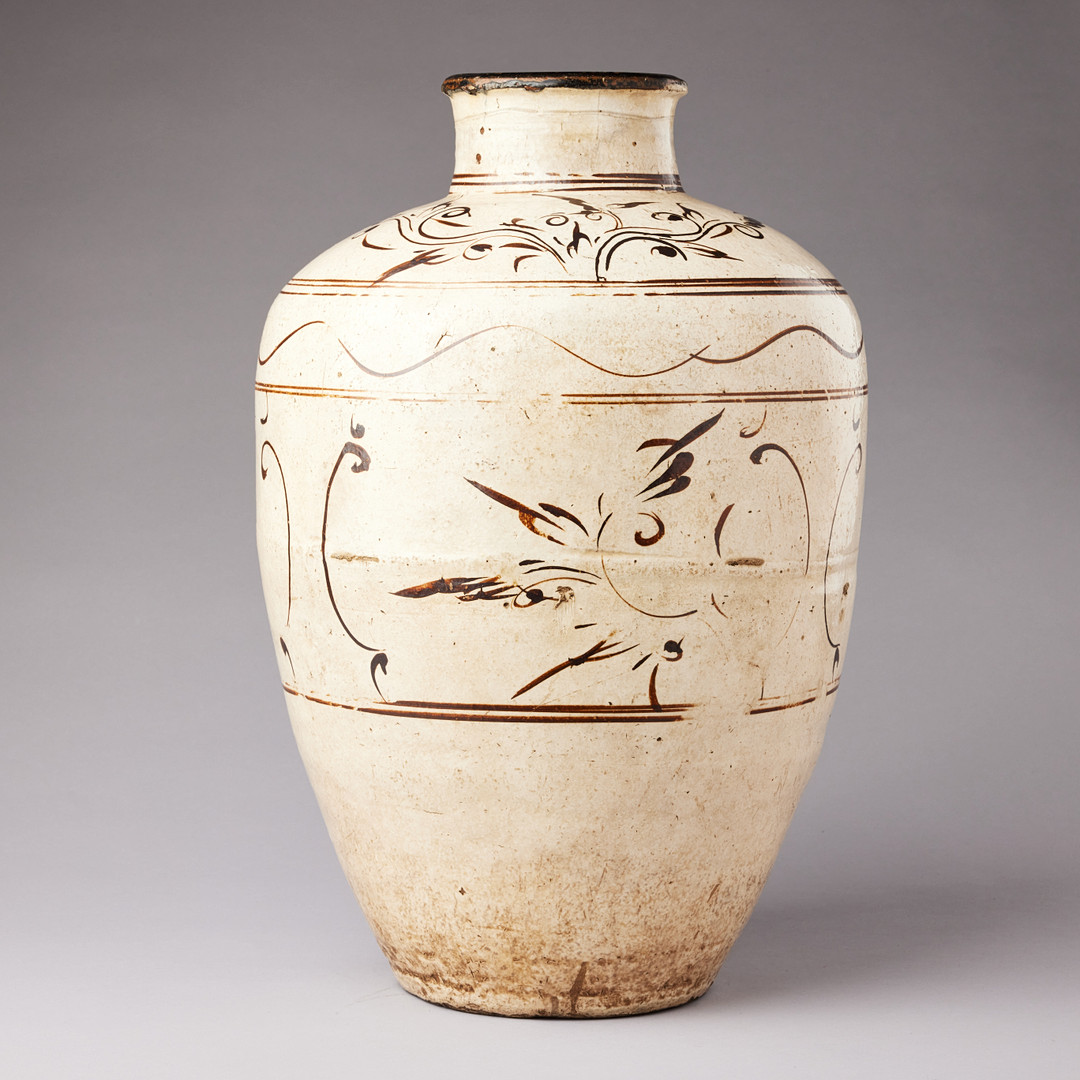 A LARGE 'CIZHOU' SLIP-DECORATED WINE JAR.