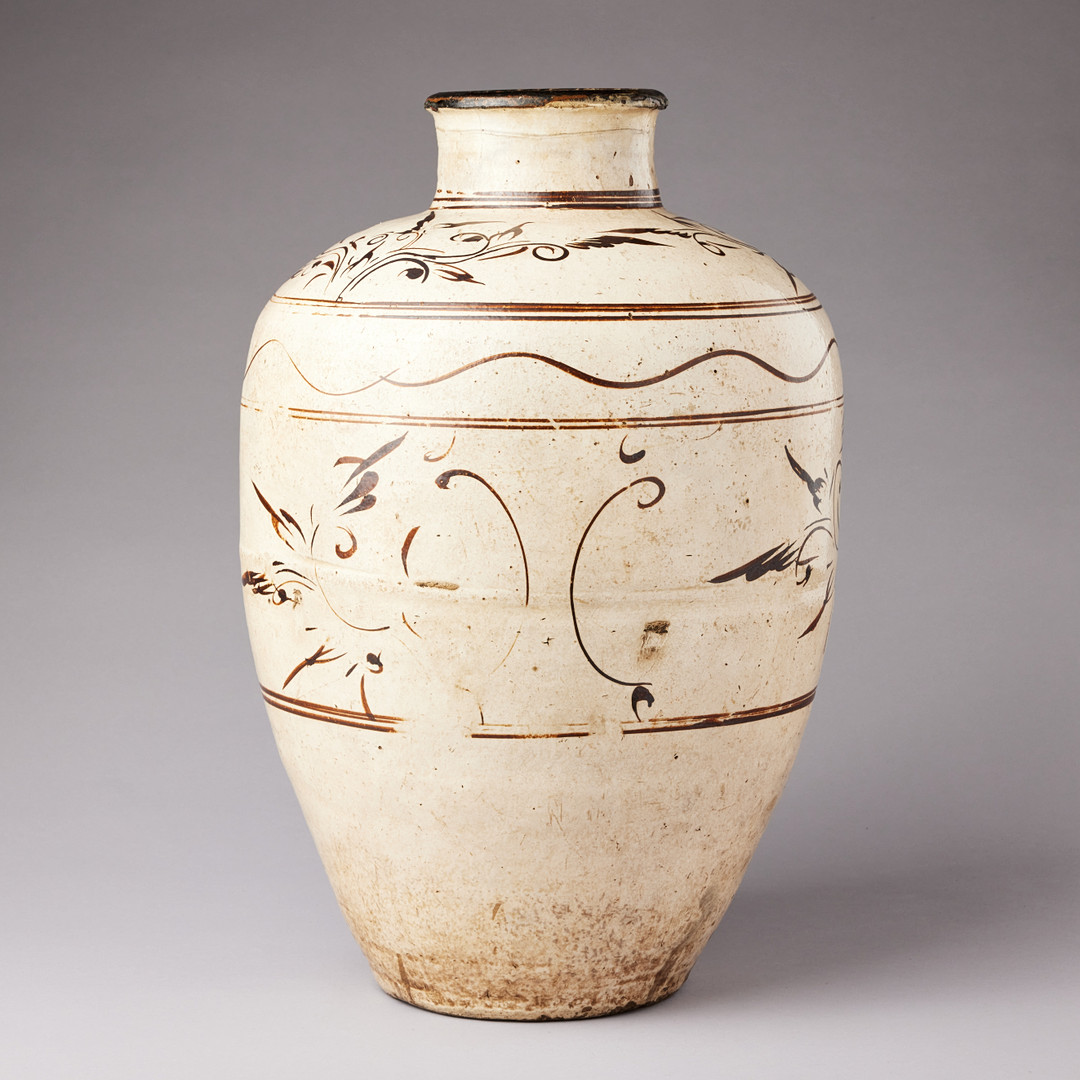 A LARGE 'CIZHOU' SLIP-DECORATED WINE JAR.