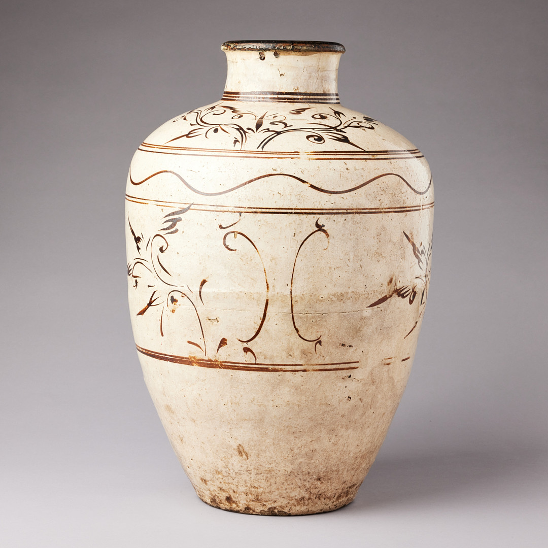 A LARGE 'CIZHOU' SLIP-DECORATED WINE JAR.