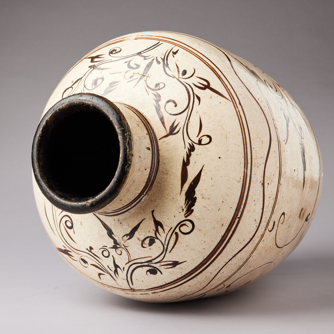A LARGE 'CIZHOU' SLIP-DECORATED WINE JAR.