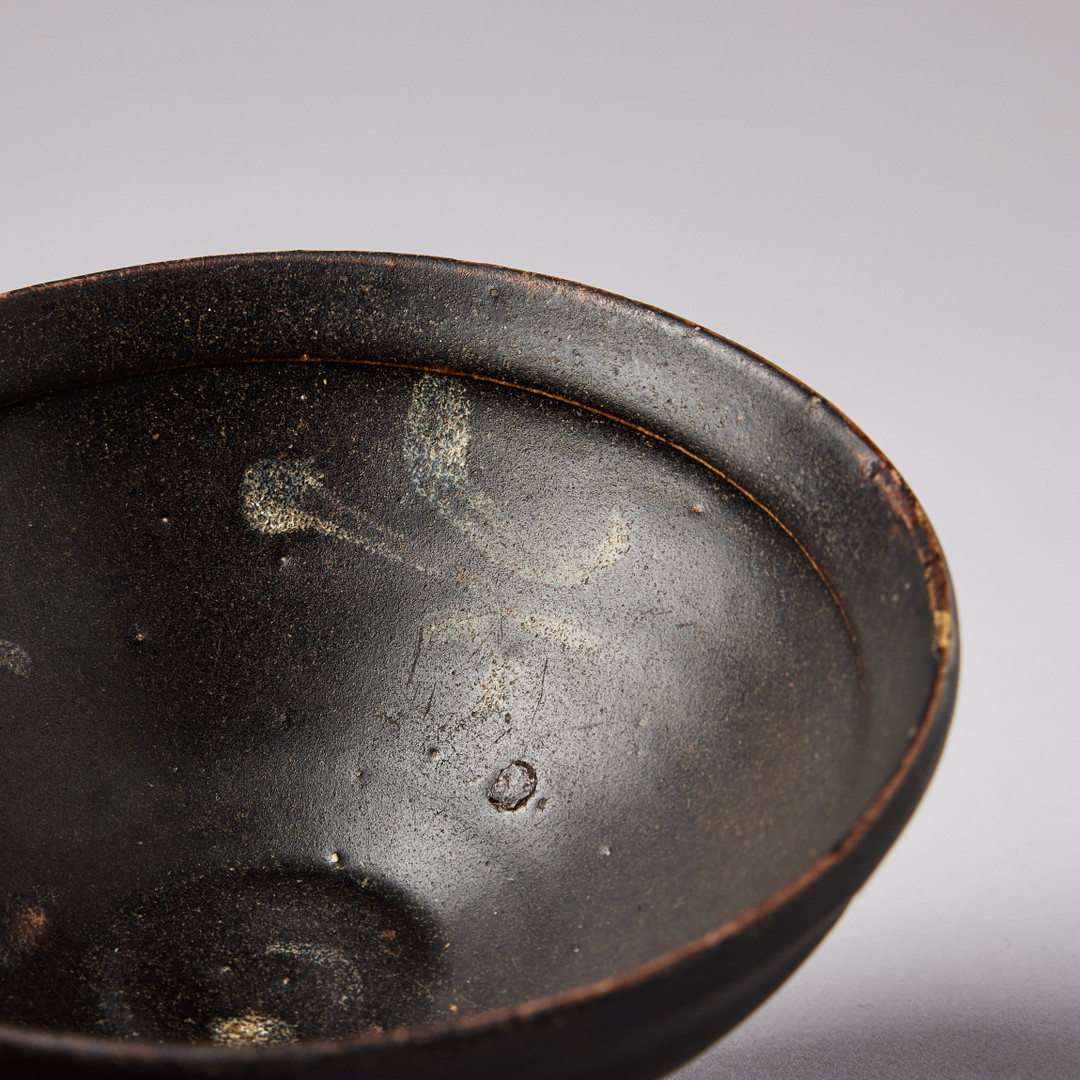 A 'JIZHOU' SLIP-DECORATED 'PRUNUS' BOWL.