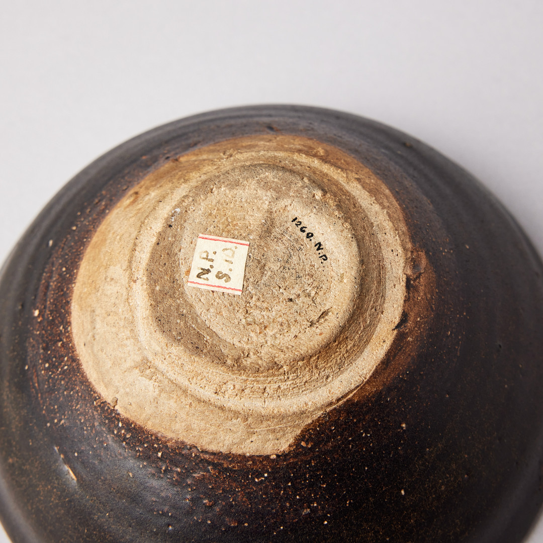 A 'JIZHOU' SLIP-DECORATED 'PRUNUS' BOWL.