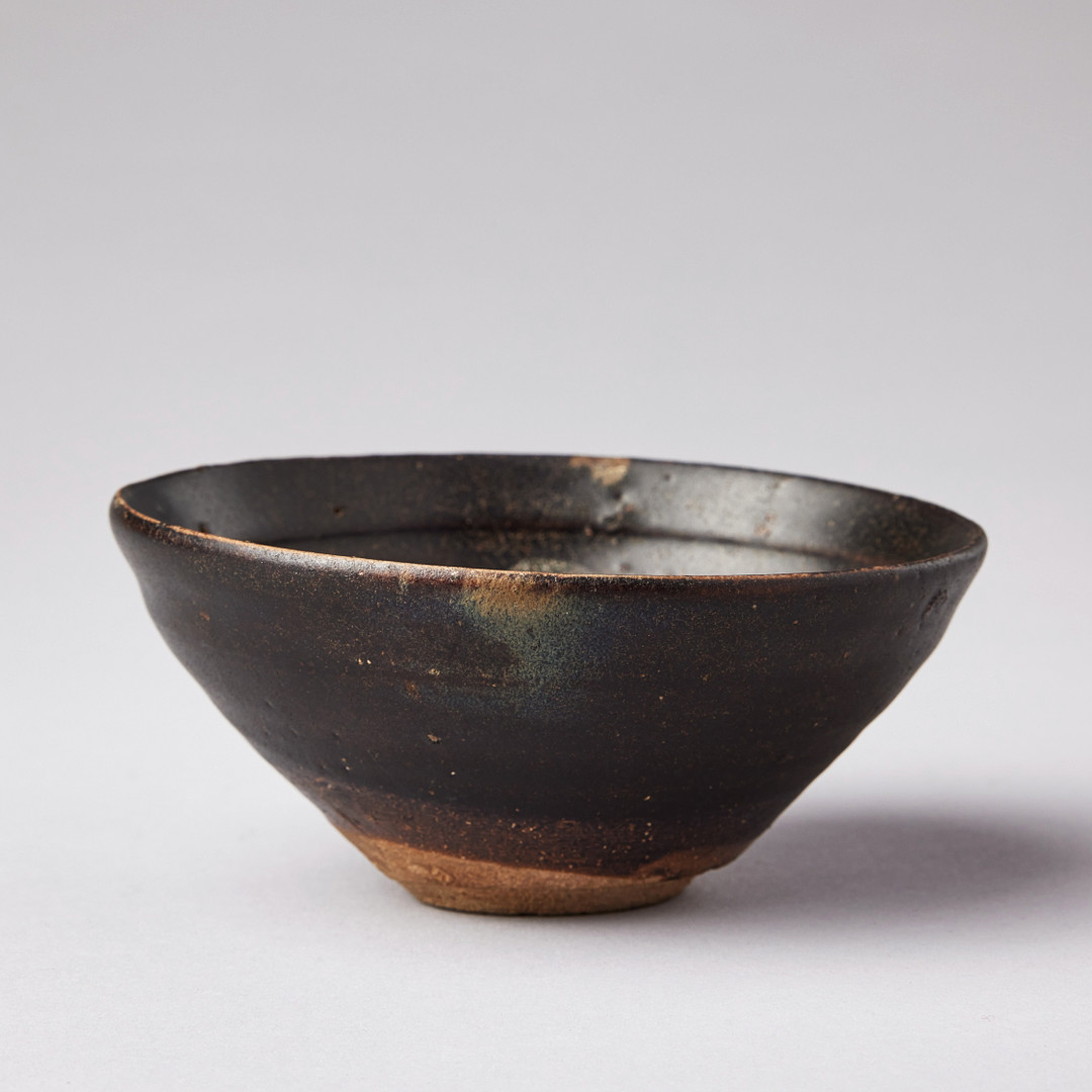 A 'JIZHOU' SLIP-DECORATED 'PRUNUS' BOWL.