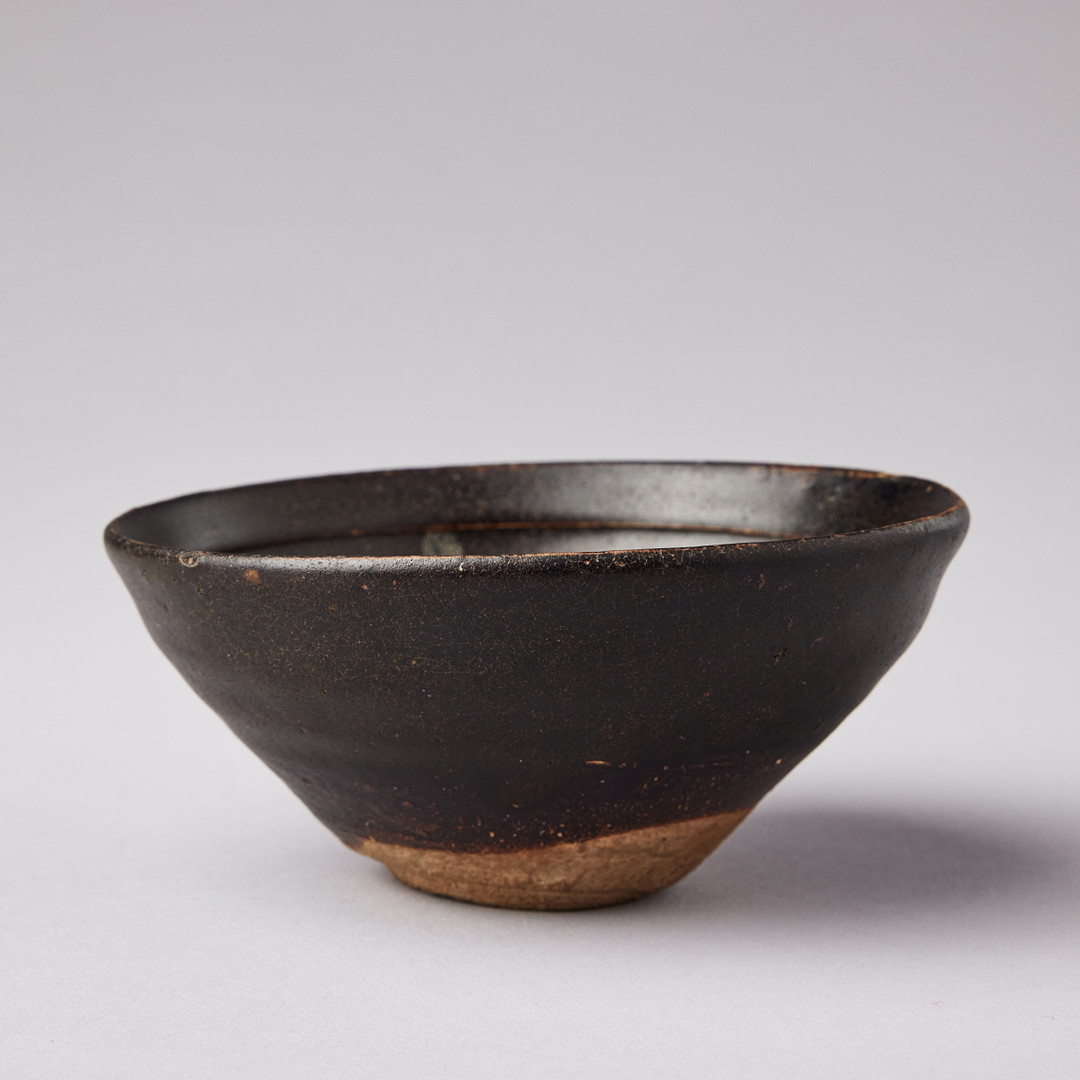 A 'JIZHOU' SLIP-DECORATED 'PRUNUS' BOWL.