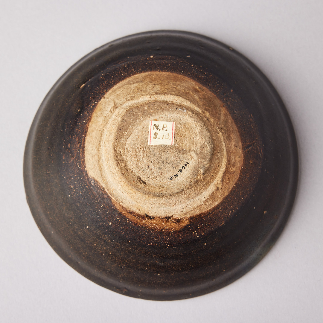 A 'JIZHOU' SLIP-DECORATED 'PRUNUS' BOWL.