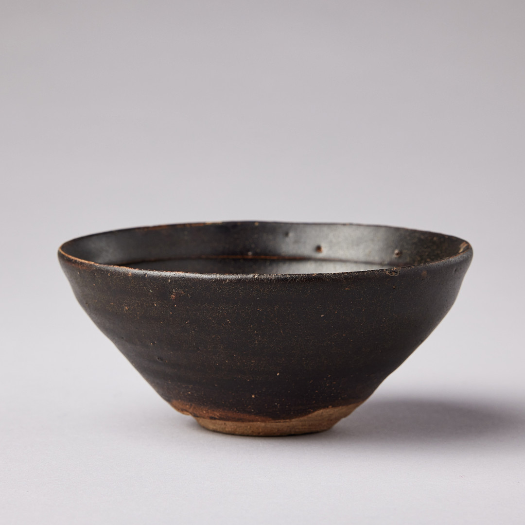 A 'JIZHOU' SLIP-DECORATED 'PRUNUS' BOWL.