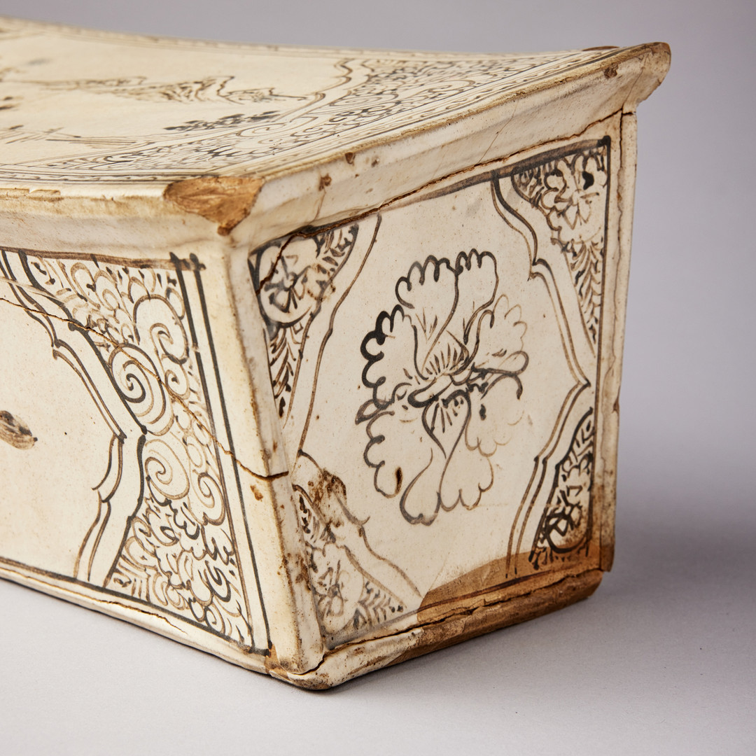 A CIZHOU INSCRIBED AND PAINTED ‘LANDSCAPE’ RECTANGULAR PILLOW.