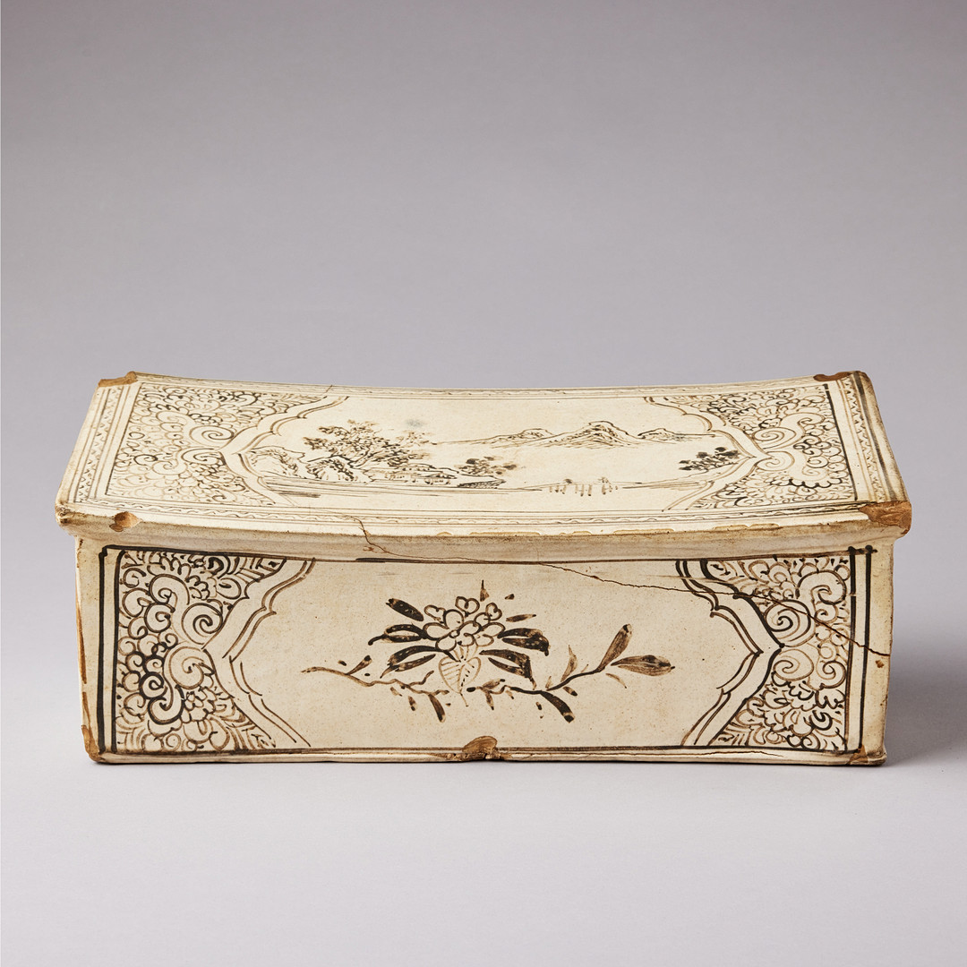 A CIZHOU INSCRIBED AND PAINTED ‘LANDSCAPE’ RECTANGULAR PILLOW.