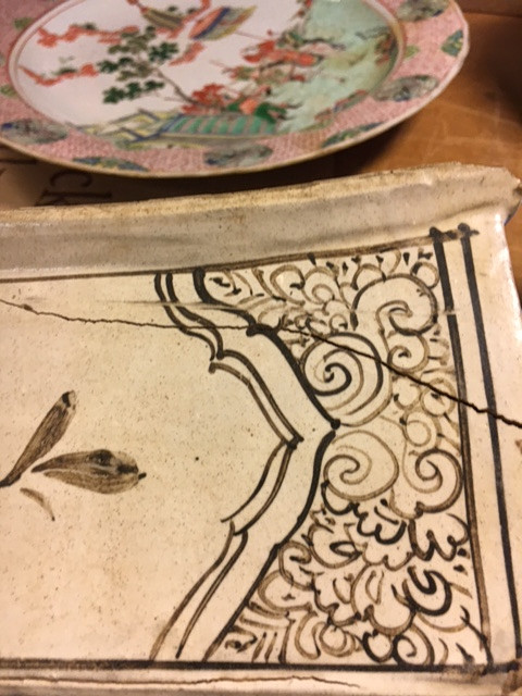 A CIZHOU INSCRIBED AND PAINTED ‘LANDSCAPE’ RECTANGULAR PILLOW.
