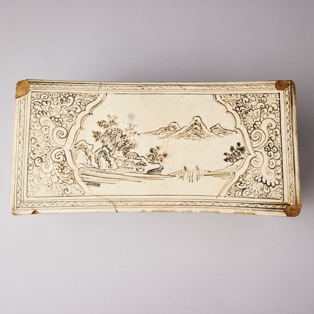 A CIZHOU INSCRIBED AND PAINTED ‘LANDSCAPE’ RECTANGULAR PILLOW.