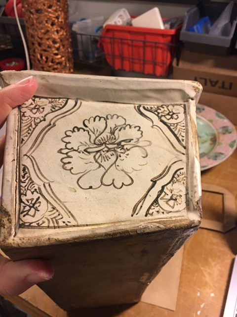 A CIZHOU INSCRIBED AND PAINTED ‘LANDSCAPE’ RECTANGULAR PILLOW.