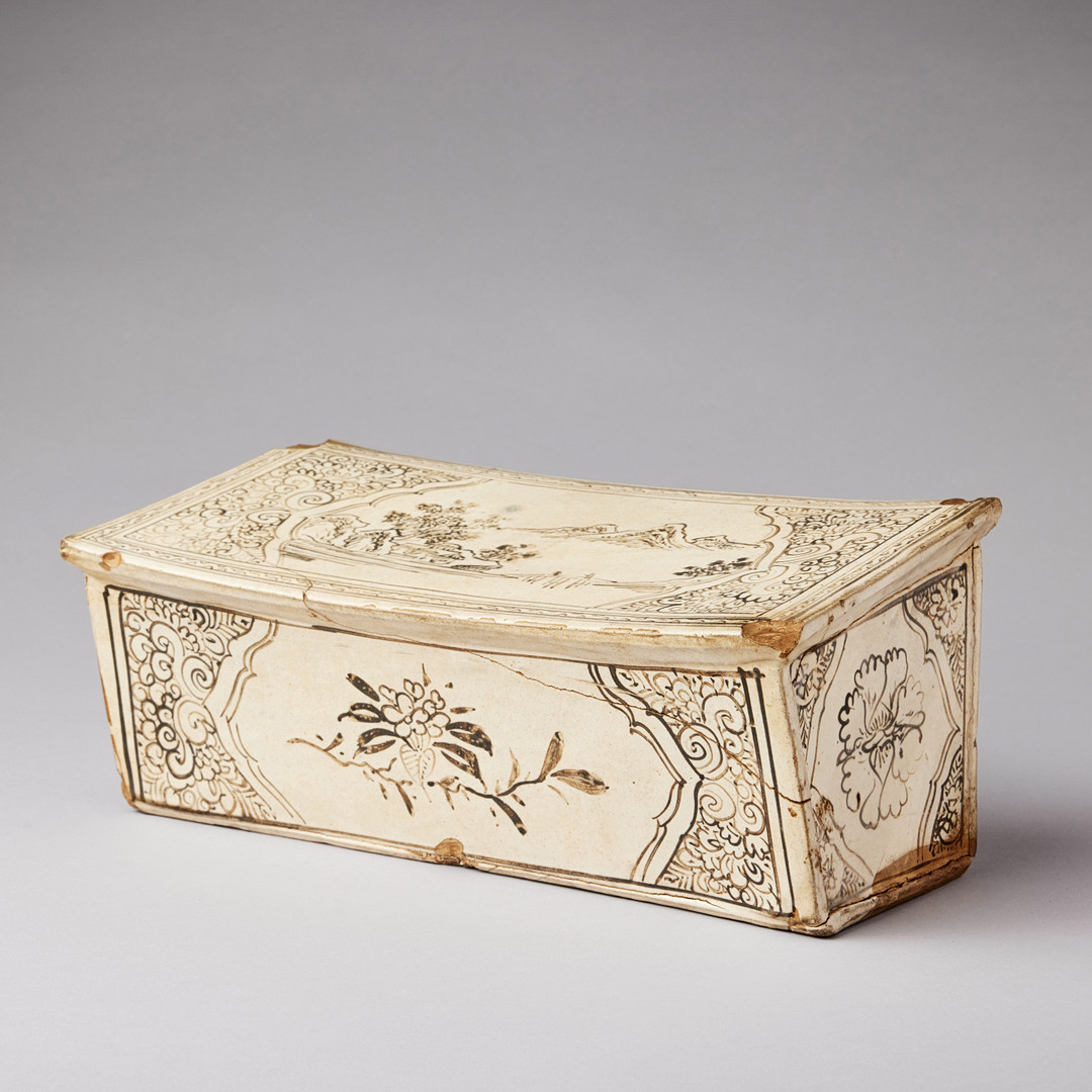 A CIZHOU INSCRIBED AND PAINTED ‘LANDSCAPE’ RECTANGULAR PILLOW.