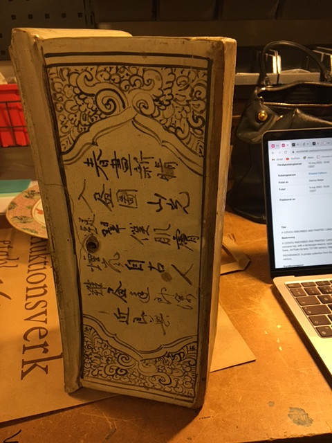 A CIZHOU INSCRIBED AND PAINTED ‘LANDSCAPE’ RECTANGULAR PILLOW.