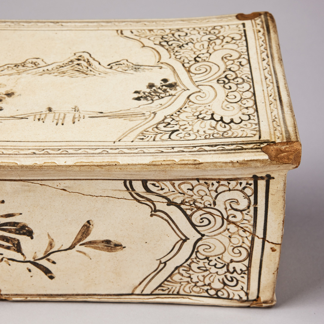 A CIZHOU INSCRIBED AND PAINTED ‘LANDSCAPE’ RECTANGULAR PILLOW.