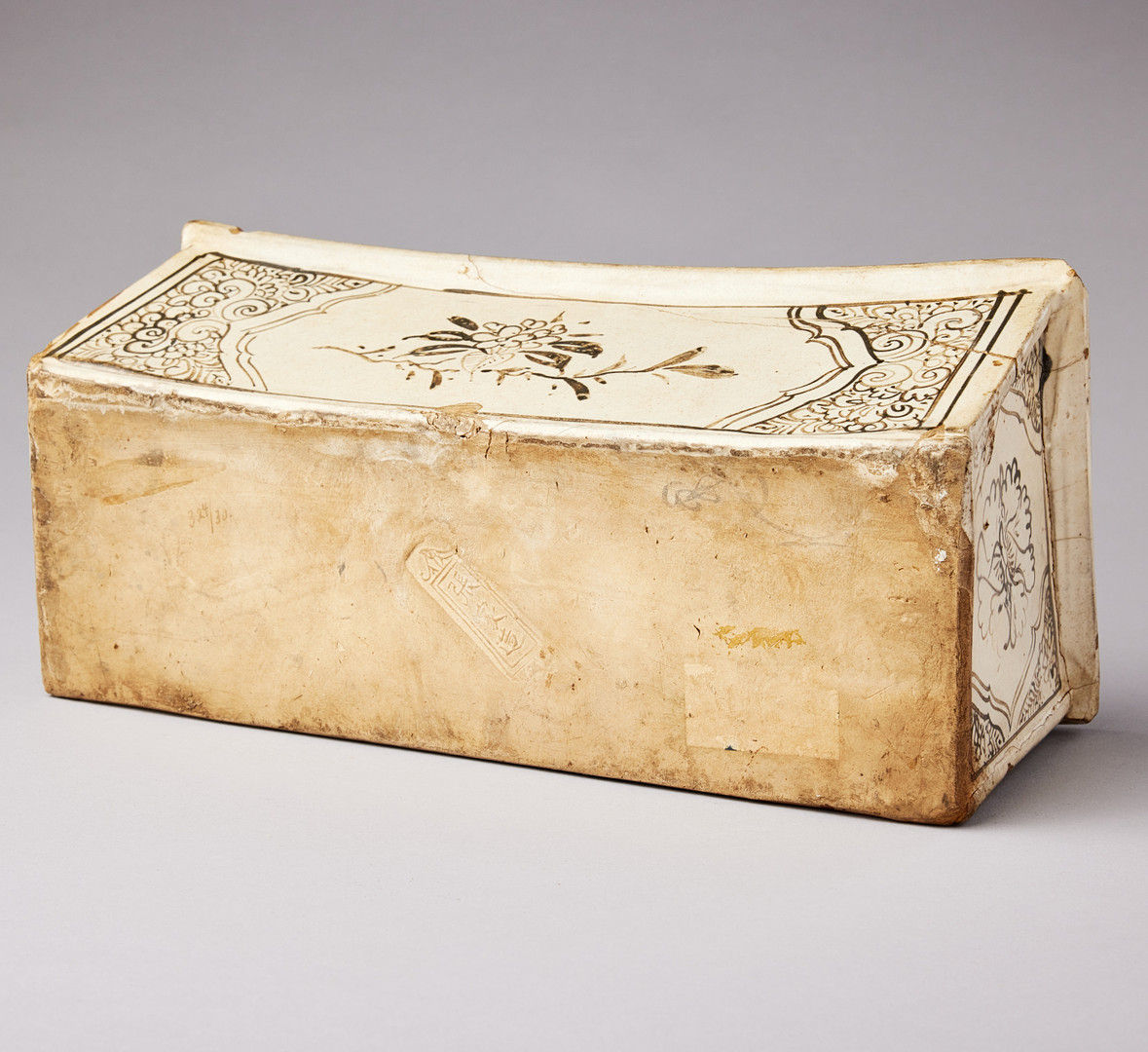 A CIZHOU INSCRIBED AND PAINTED ‘LANDSCAPE’ RECTANGULAR PILLOW.