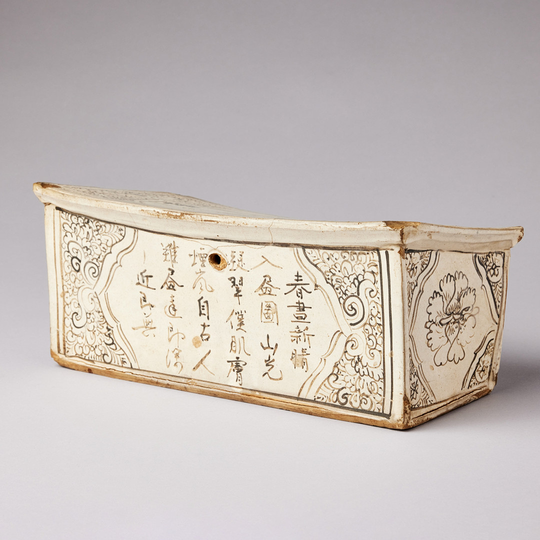 A CIZHOU INSCRIBED AND PAINTED ‘LANDSCAPE’ RECTANGULAR PILLOW.