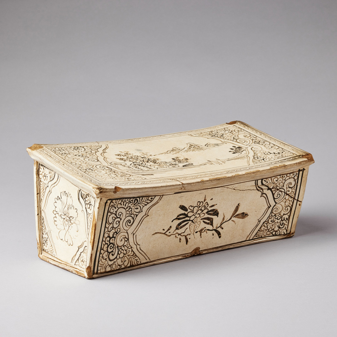 A CIZHOU INSCRIBED AND PAINTED ‘LANDSCAPE’ RECTANGULAR PILLOW.