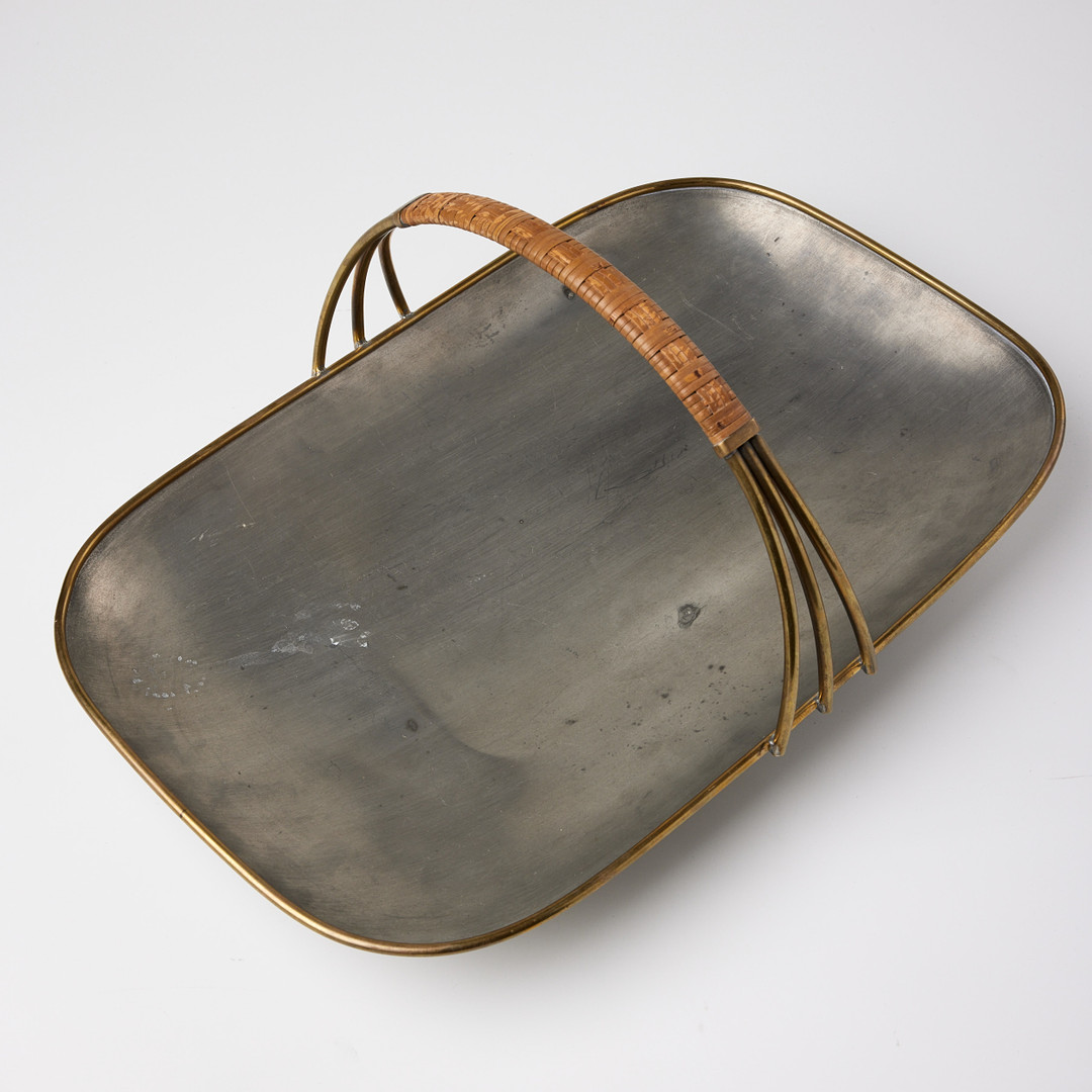 KAKFAT, Firma Svenskt Tenn, Stockholm 1943, formgivet ca 1933, tenn med kantband och handtag i mässing, handtaget lindat även med rotting.