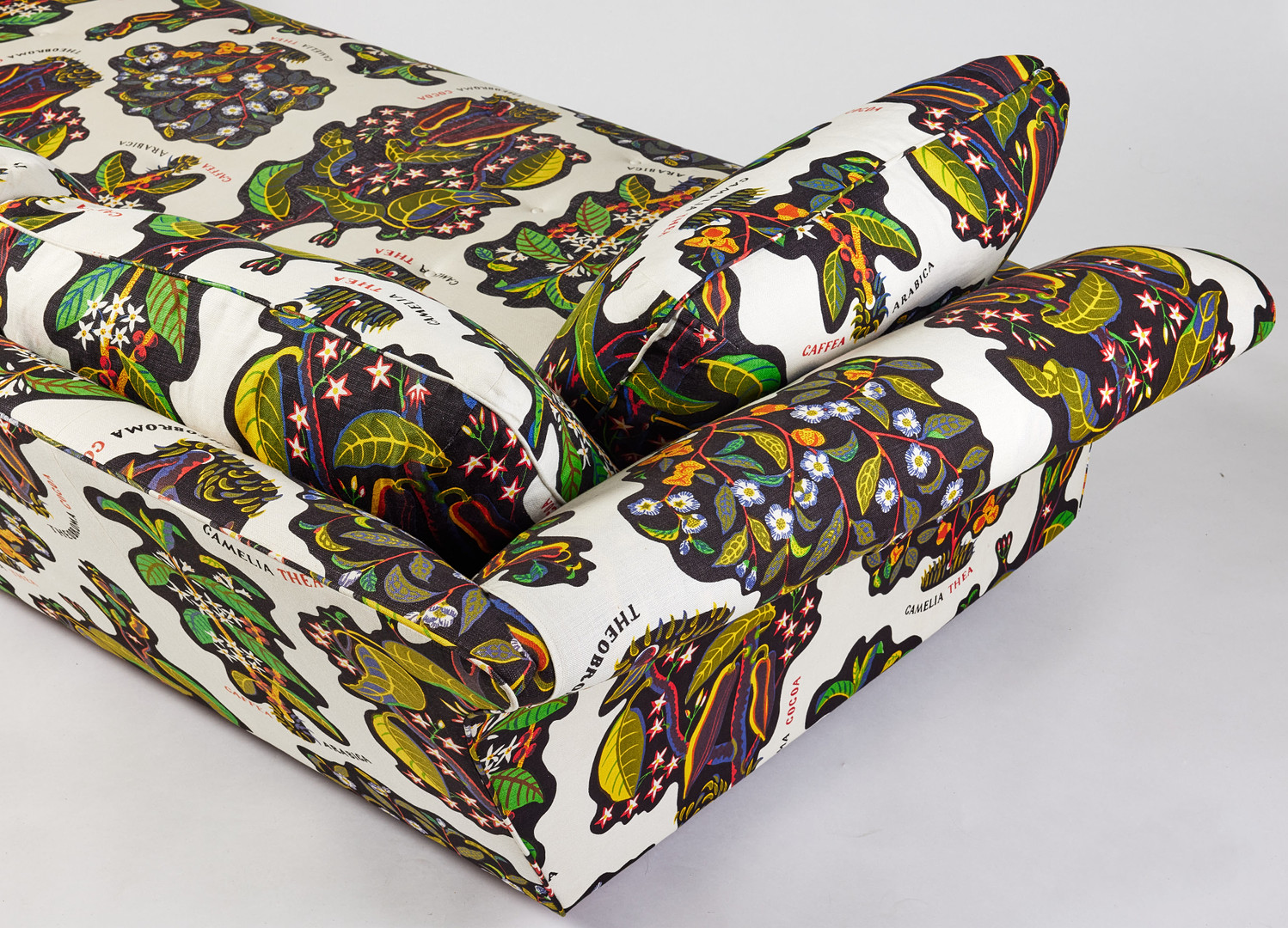JOSEF FRANK. “Liljevalchssoffan“, soffa, Svenskt Tenn, formgiven 1934, stoppad sits, lösa ryggkuddar, klädd i Josef Frank-kretongen