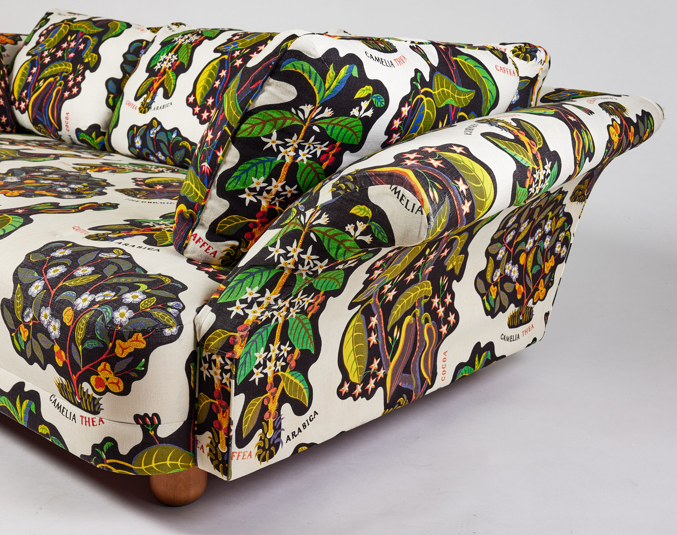 JOSEF FRANK. “Liljevalchssoffan“, soffa, Svenskt Tenn, formgiven 1934, stoppad sits, lösa ryggkuddar, klädd i Josef Frank-kretongen
